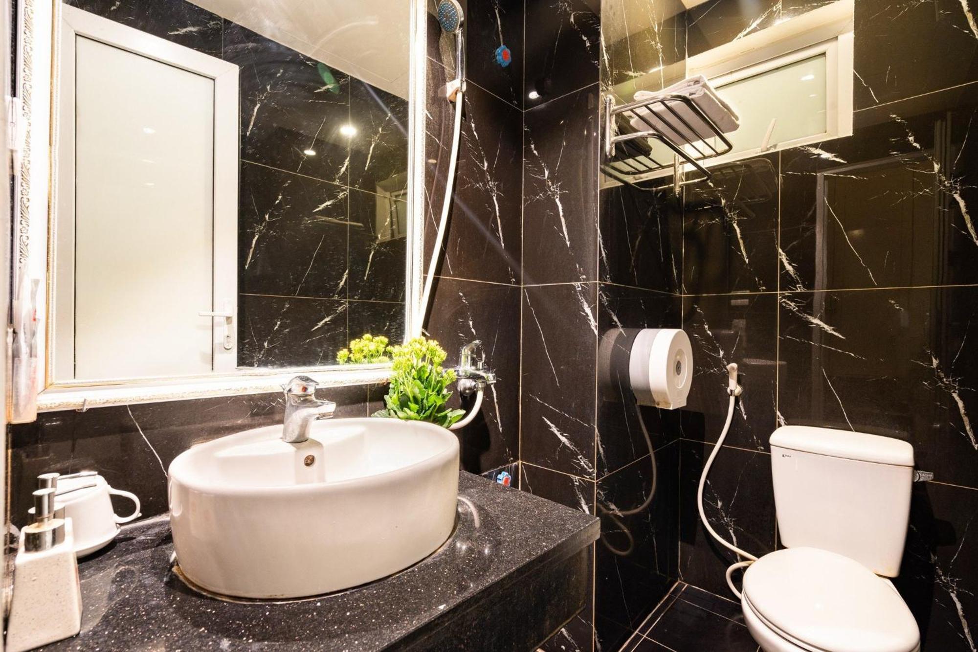 Kieu Anh Hotel - 81 Trung Kinh - By Bay Luxury Hanoi Exterior photo